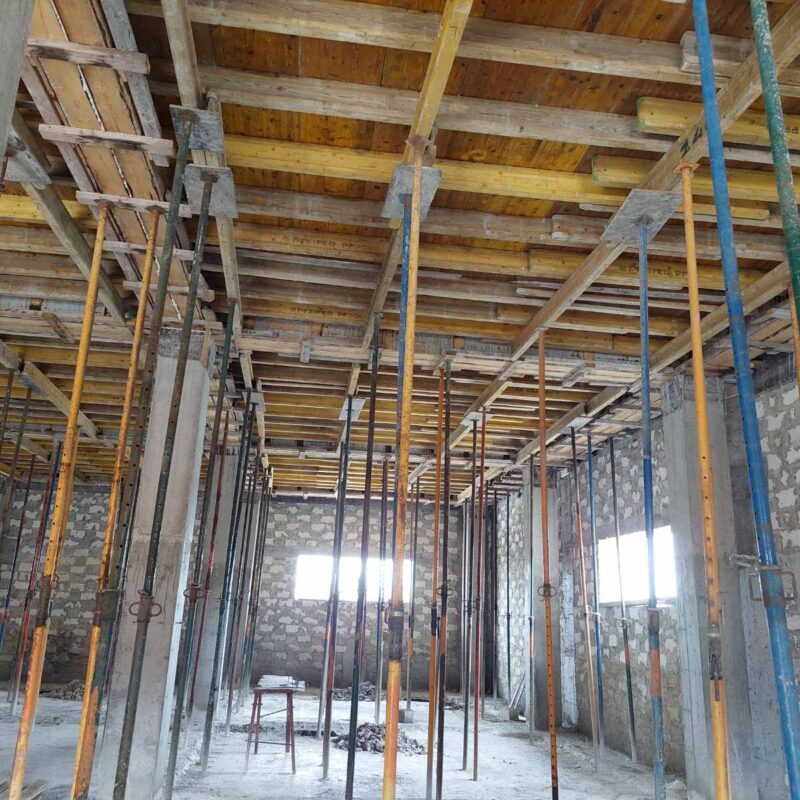 Află cum alegi corect cofrajele pentru betonarea planșeului. Ghid simplu despre popi telescopici, grinzi H20, placaj tristratificat și schelă portantă. Închiriere cofraje în Moldova. - cofraje.md