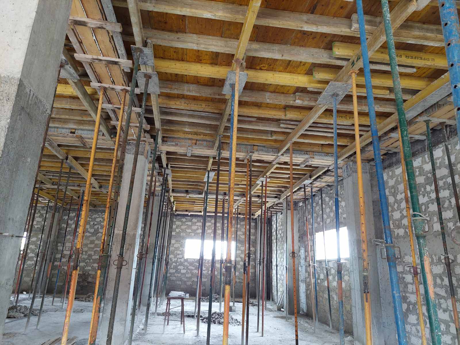 Află cum alegi corect cofrajele pentru betonarea planșeului. Ghid simplu despre popi telescopici, grinzi H20, placaj tristratificat și schelă portantă. Închiriere cofraje în Moldova.